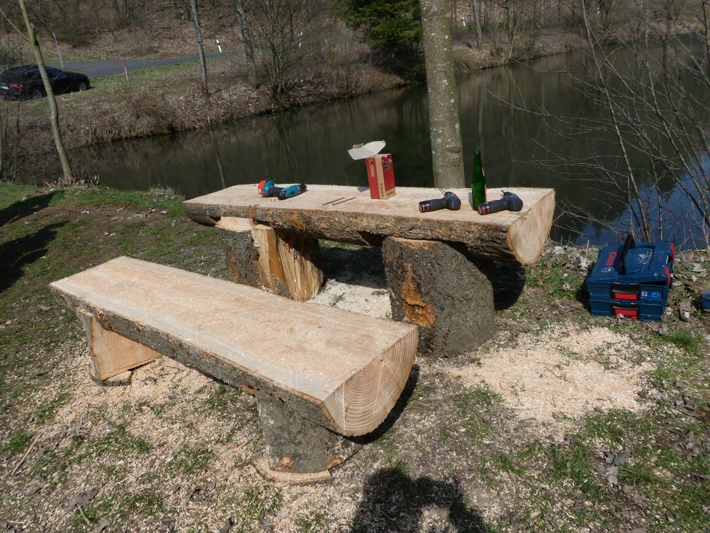 Arbeitseinsatz am Schwellengrund: Neue Bänke und Tische gebaut